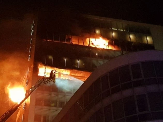 Συγκλονιστικές εικόνες: Φλέγεται ξενοδοχείο στο Δουβλίνο – 4 ορόφοι παραδόθηκαν στις φλόγες – Φόβοι για εγκλωβισμένους – Βίντεο